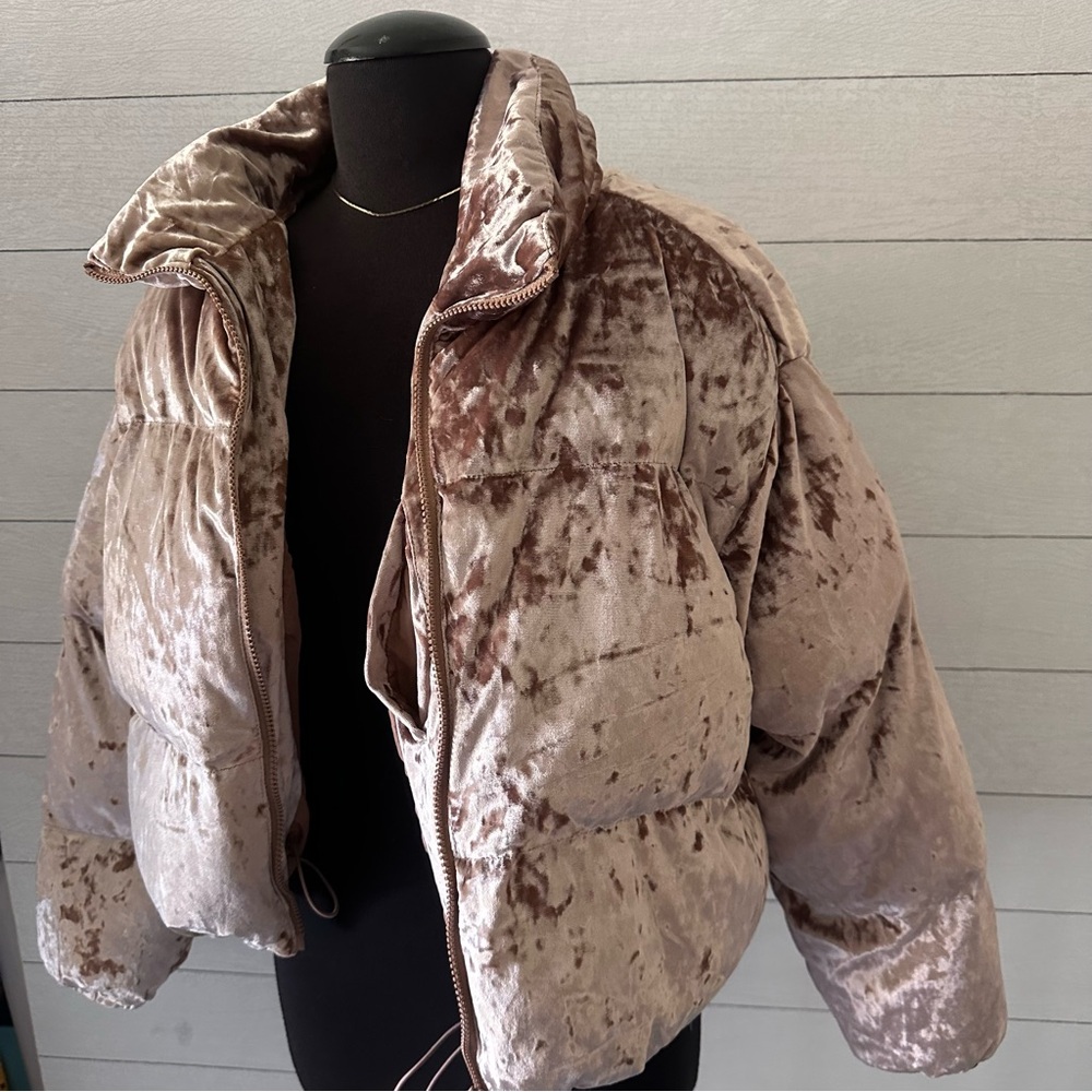 Fabletics NWT Wander Crushed Velour Cropped Puffer Jacket Large - Picture 5 of 6